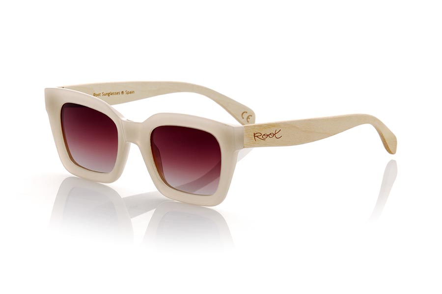 Wood eyewear of Maple modelo ELLA. ELLA sunglasses are the perfect accessory for any woman looking for a combination of style and functionality. With a satin clear deep bone front frame, the frame is thicker and has a square shape with rounded corners for a touch of sophistication. The wide light maple temples perfectly match the frame. Whether it's a sunny day at the beach or a walk through the city, ELLA glasses will accompany you wherever you go. Front measurement 148x51 Caliber: 50 | Root Sunglasses® 